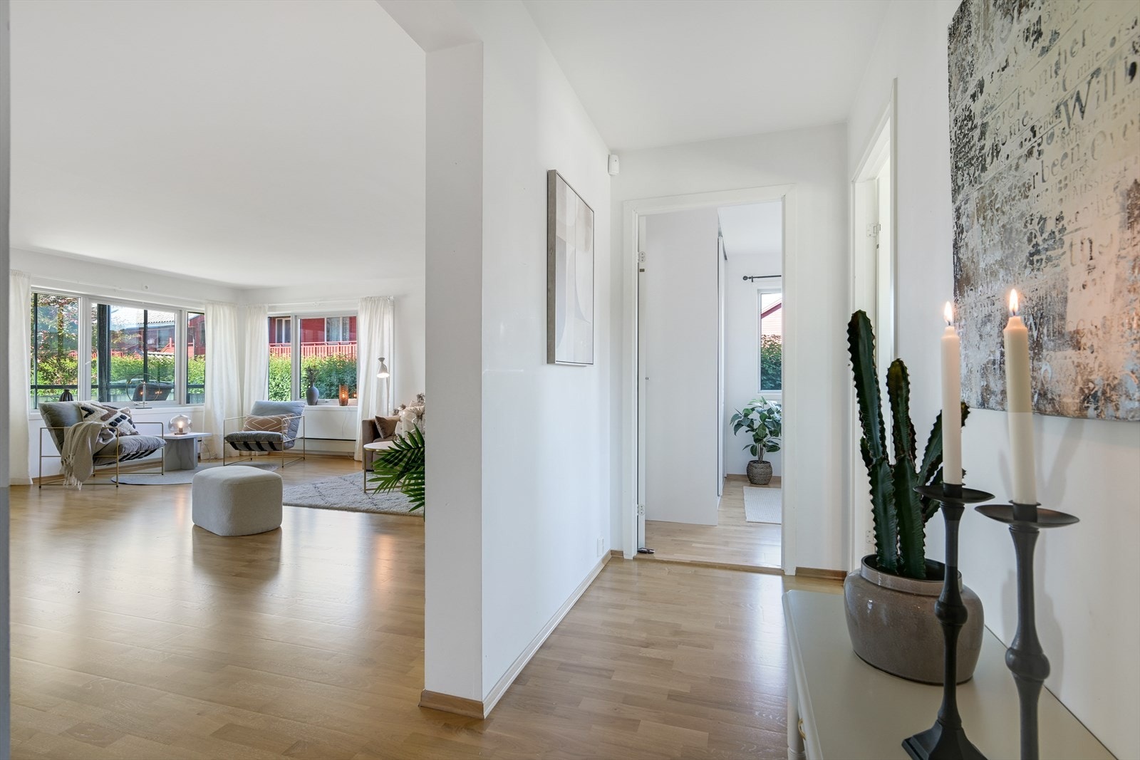 Adkomst til leilighetens to soverom fra gangen. Galleribilde