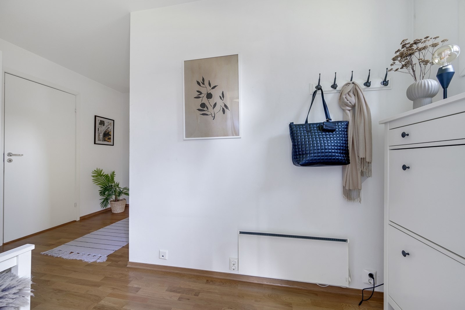 Det er god plass til å henge av seg yttertøyet. Galleribilde