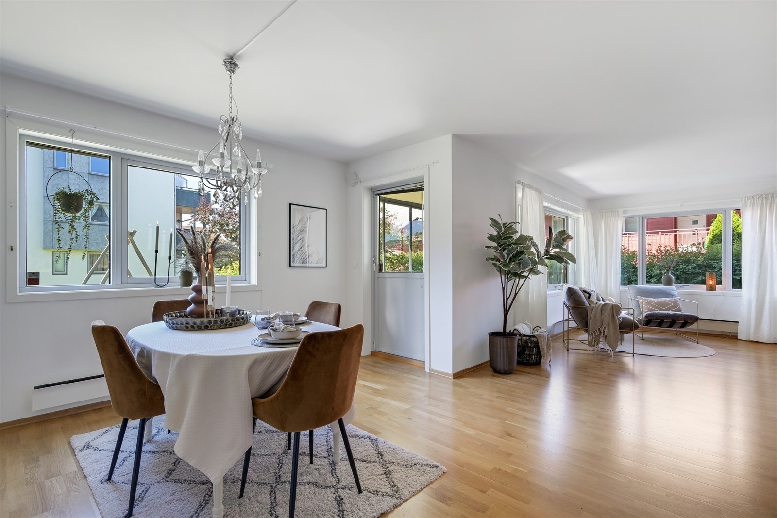 Utgang til sydvestvendt, innglasset terrasse fra stuen. Galleribilde