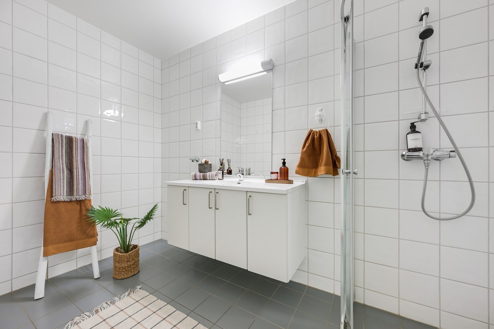 Stort bad med fliser på gulv og vegger samt varmekabler i gulv. Galleribilde