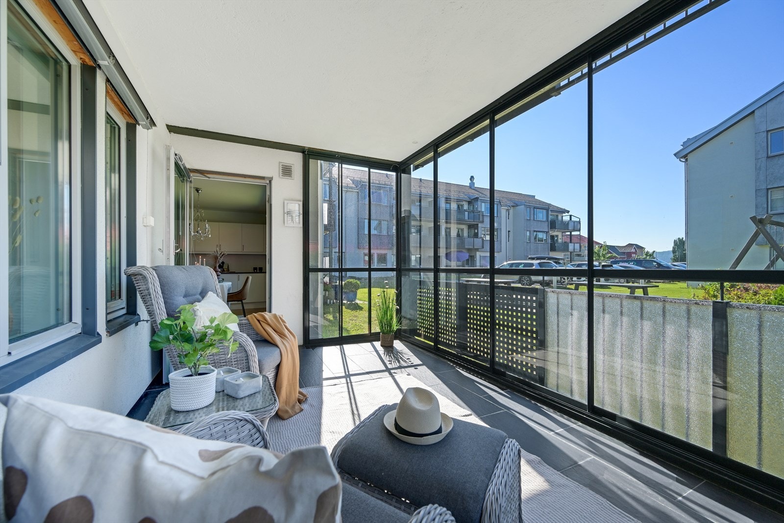 Den innglassede terrassen fungerer som en forlengelse av stuen. Galleribilde