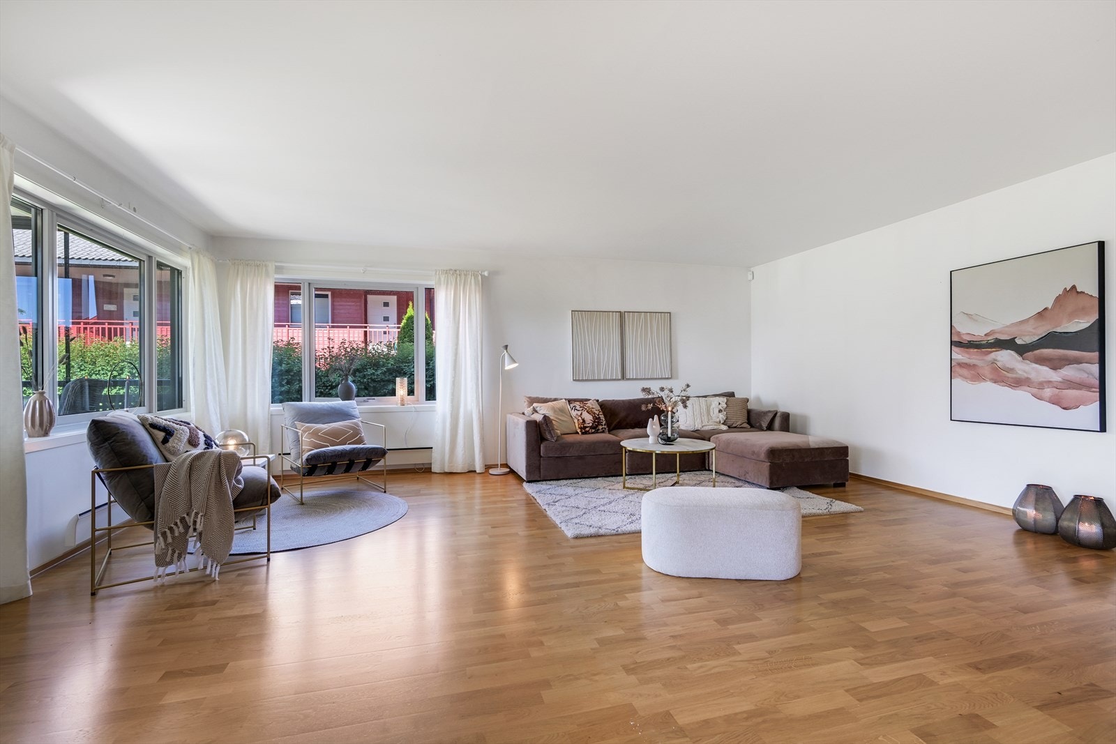 Store vindusflater sikrer godt, naturlig lys. Galleribilde