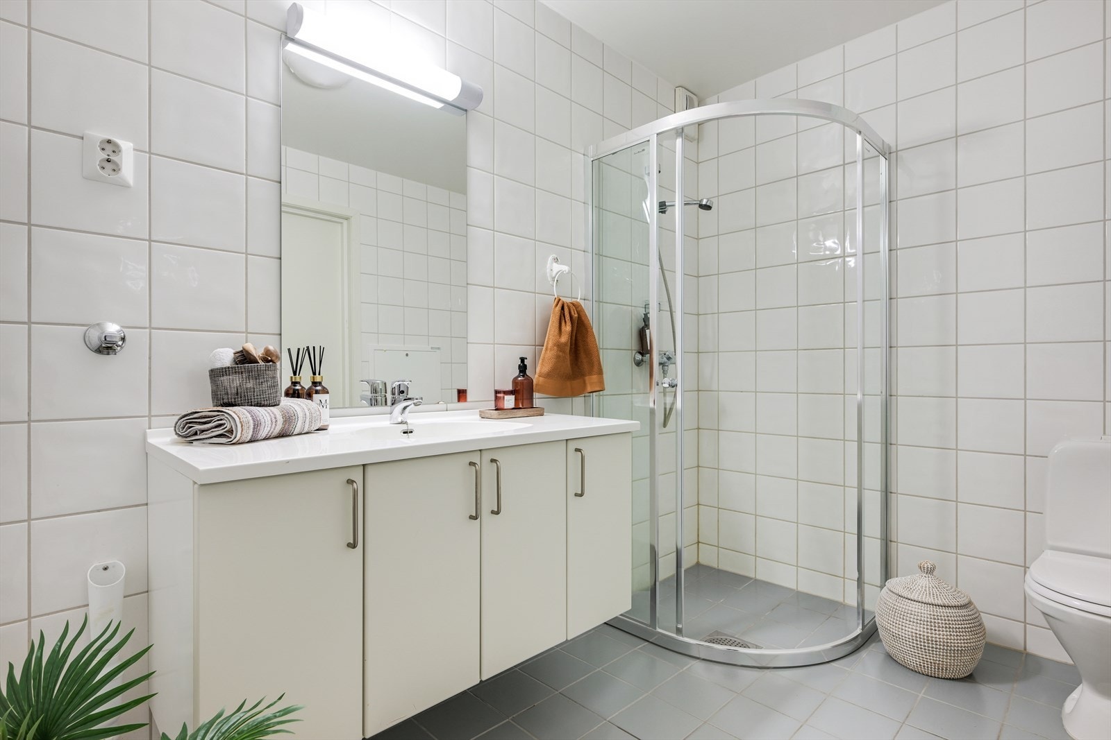 Servant i innredningen, dusjhjørne og toalett. Opplegg til vaskemaskin. Galleribilde