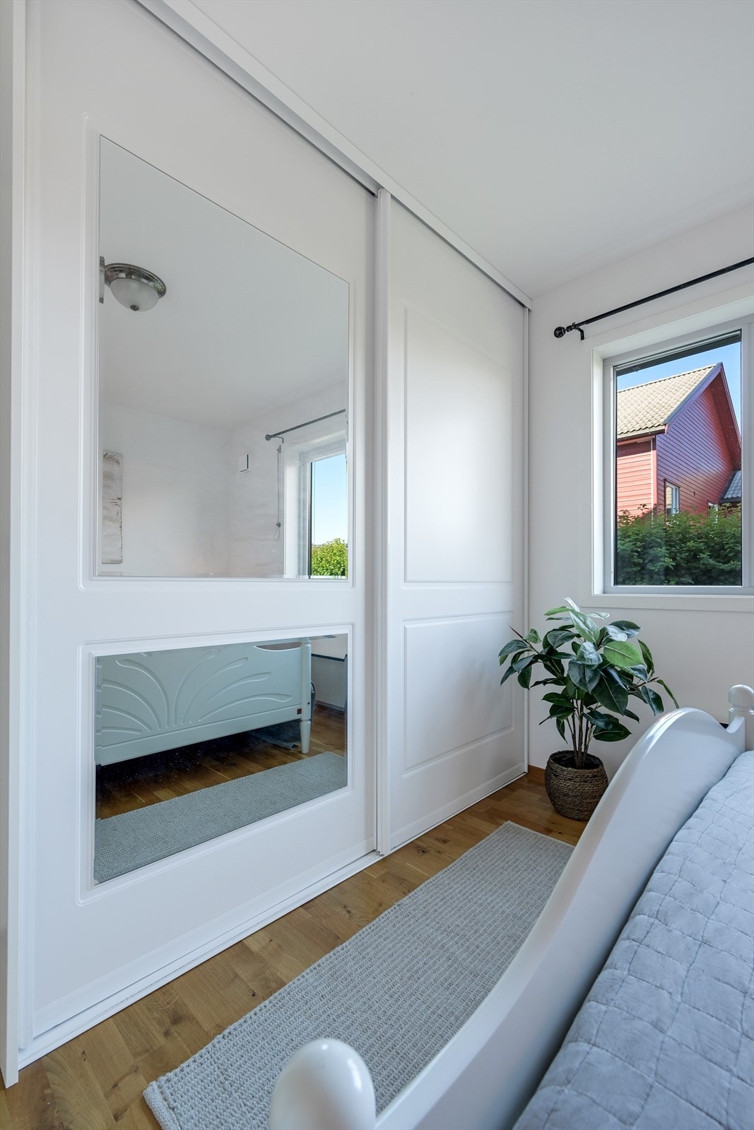 Praktisk skyvedørsgarderobe. Galleribilde