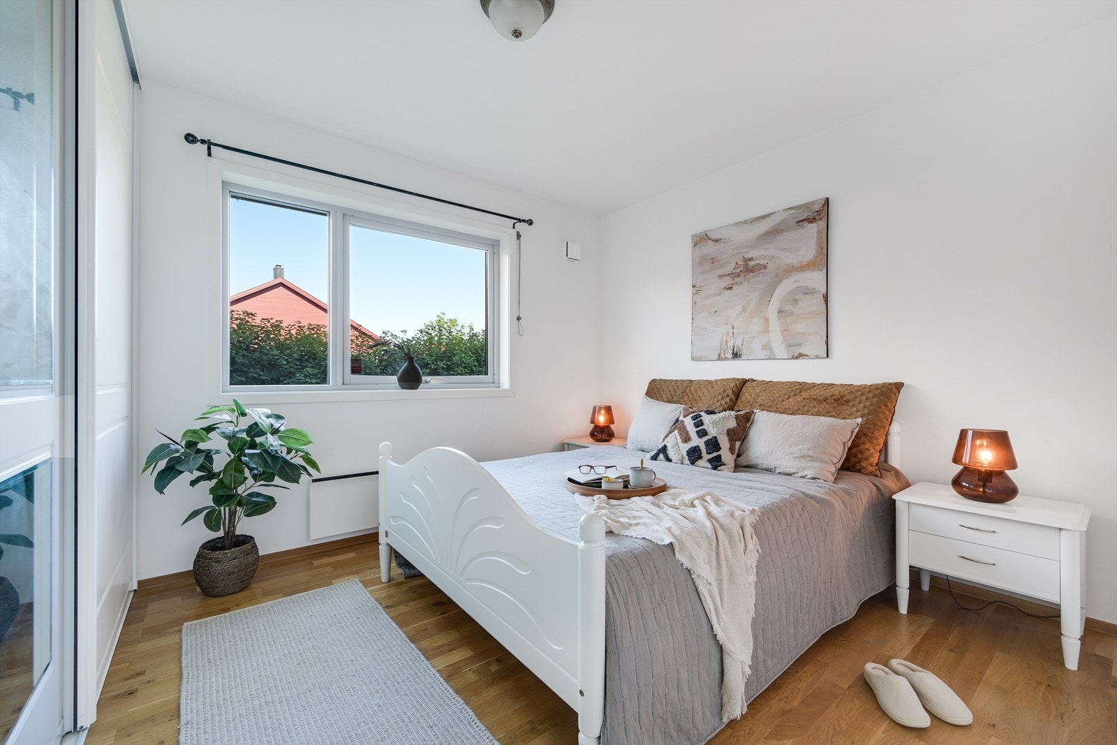 Hovedsoverom med god plass til dobbeltseng. Galleribilde