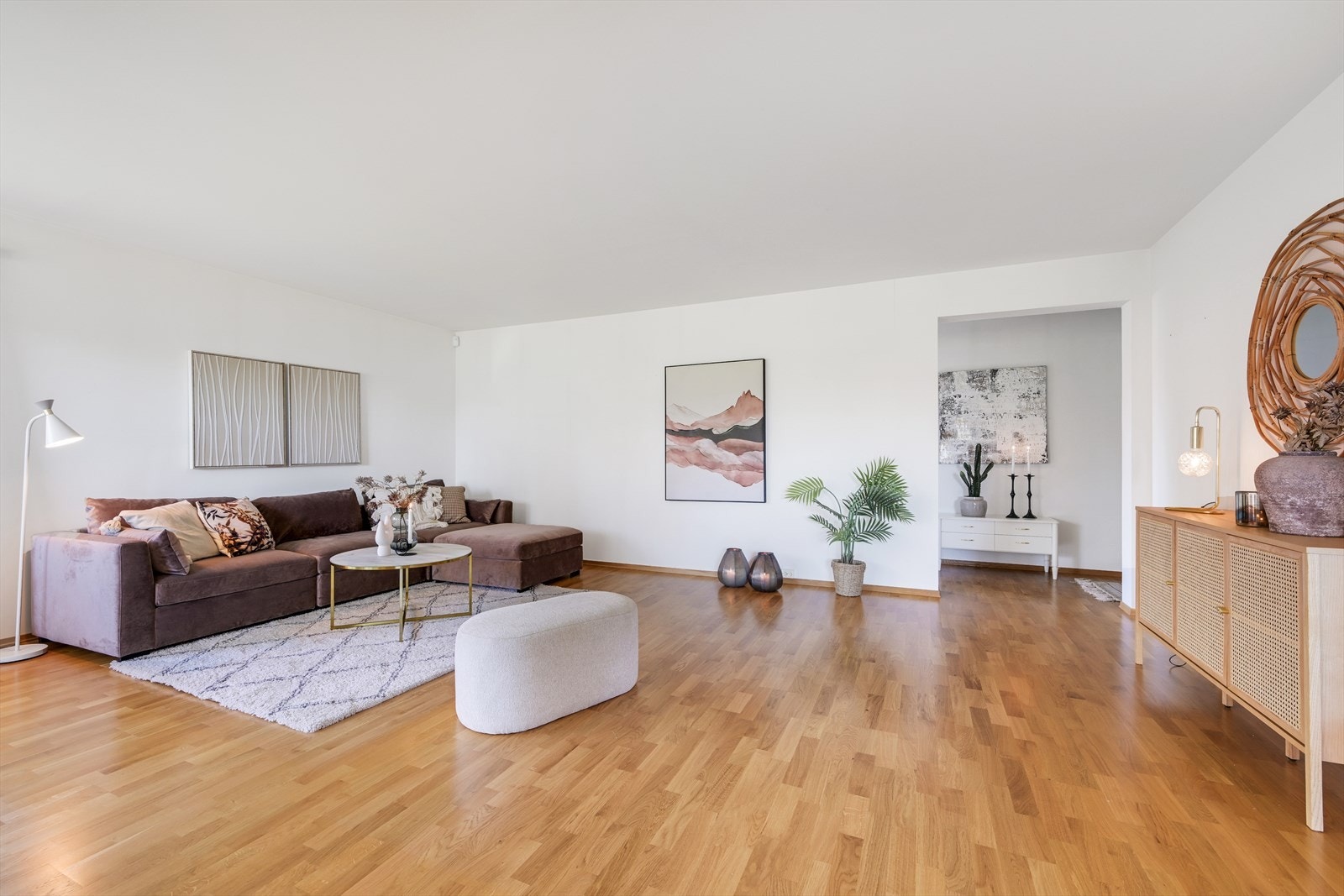 Parkett i stuen og med veggflater i lyse farger. Galleribilde