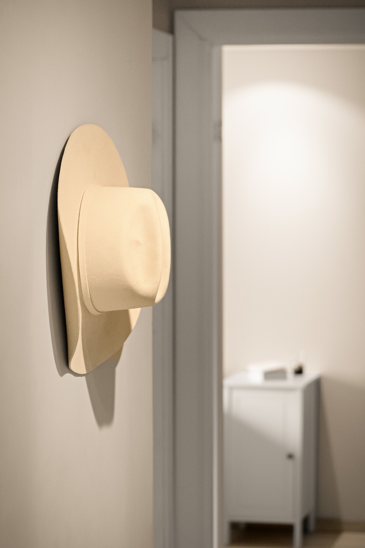 Nøytrale fargetoner og enkel belysning gir et lunt førsteinntrykk Galleribilde