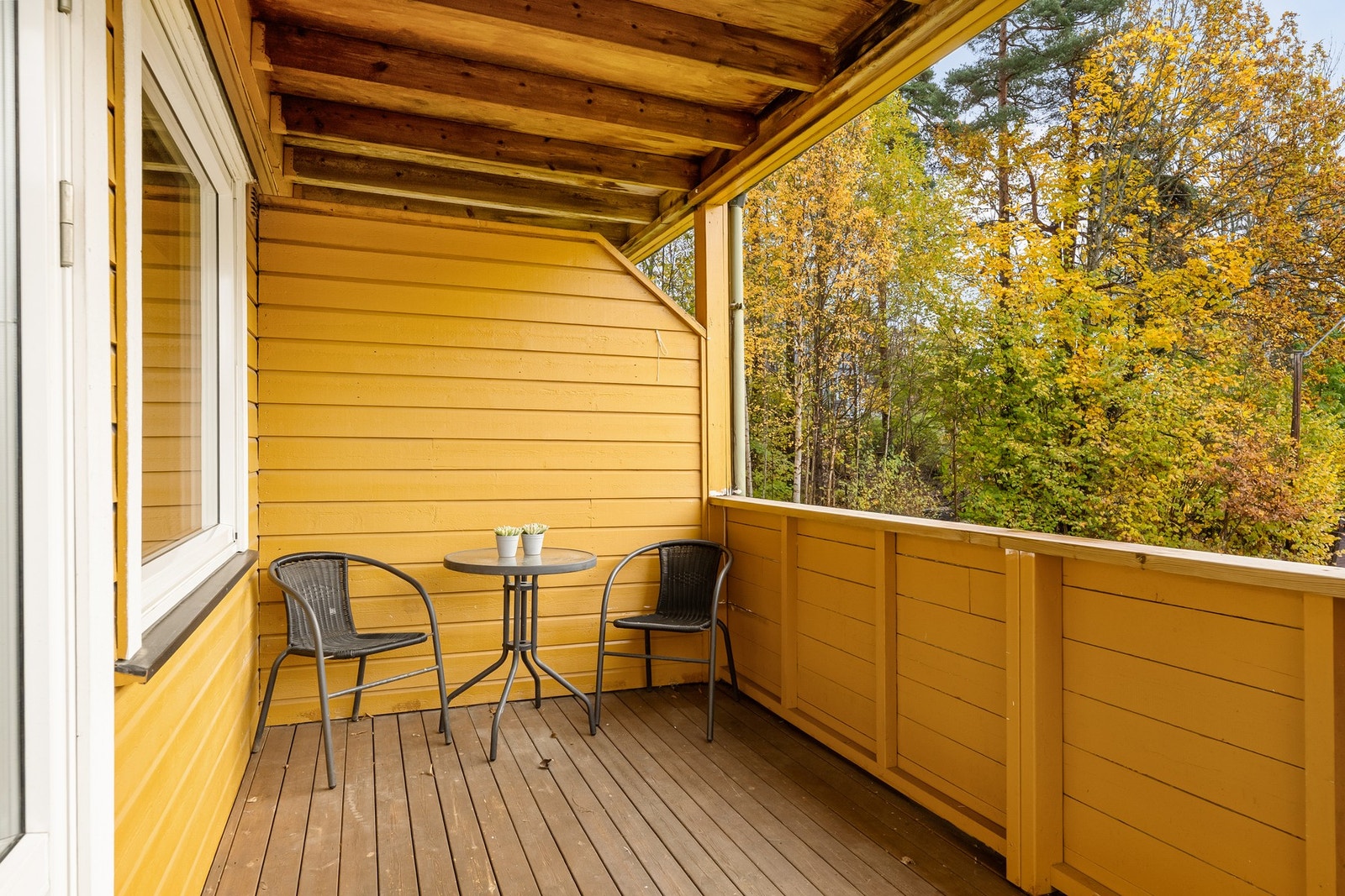 Overbygd veranda med plass til sittegruppe - perfekt for rolige stunder Galleribilde