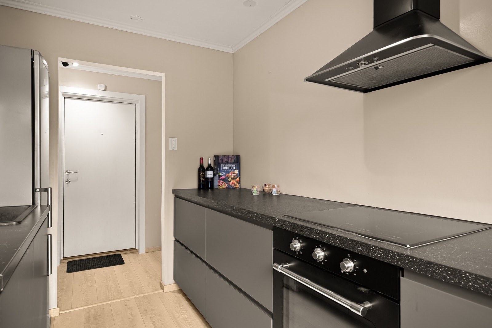 Kjøkkenet er godt utnyttet med integrerte hvitevarer og frittstående kjøleskap Galleribilde