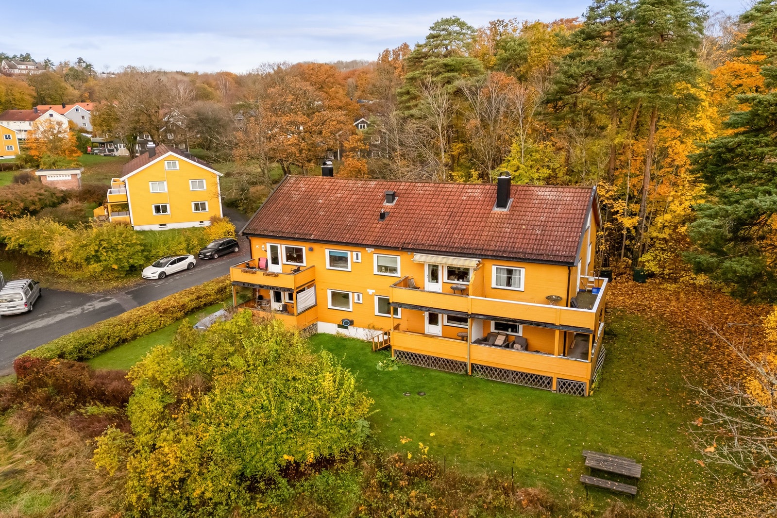 Bygget grenser til grønne omgivelser og har kort vei til turstier Galleribilde