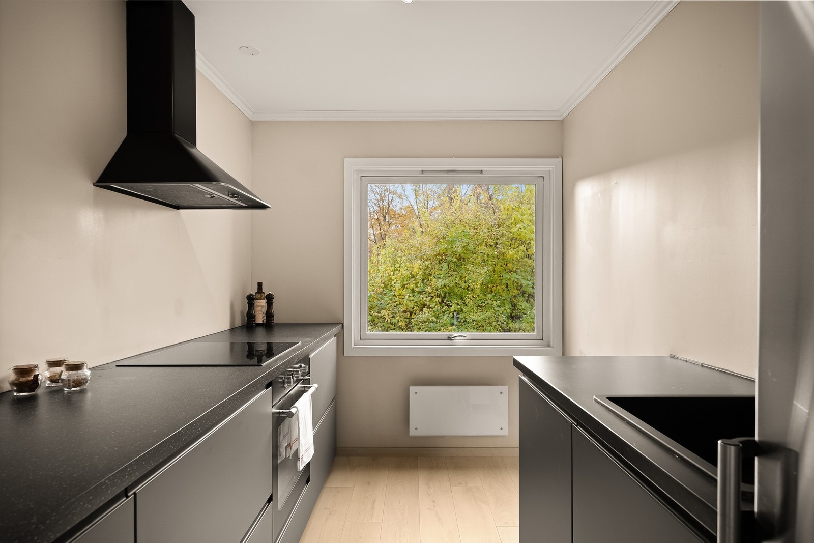 Moderne kjøkken fra Ikea(2021) med mørkegrå fronter og svart laminert benkeplate Galleribilde