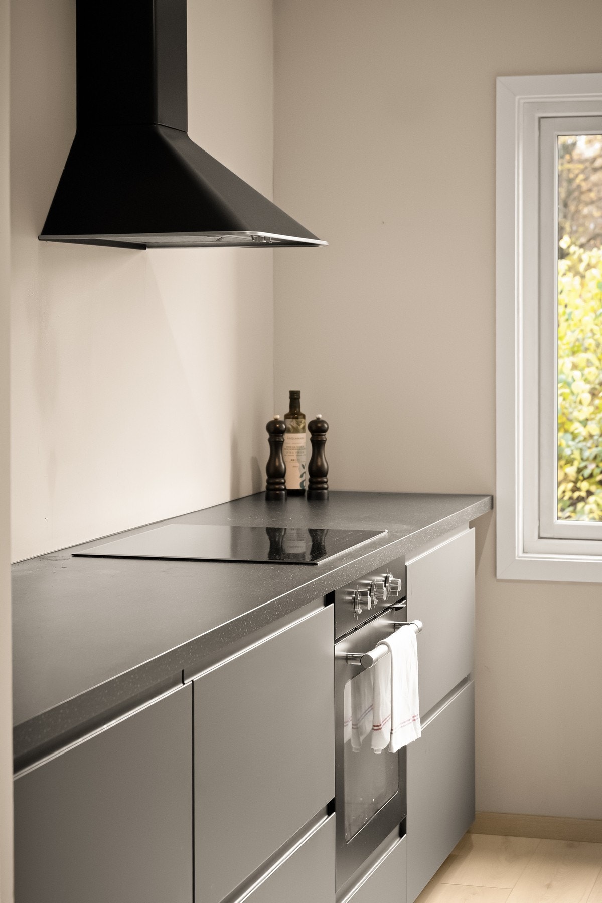 Vindusplassen gir fint dagslys over arbeidsflaten og utsyn mot grønne omgivelser Galleribilde