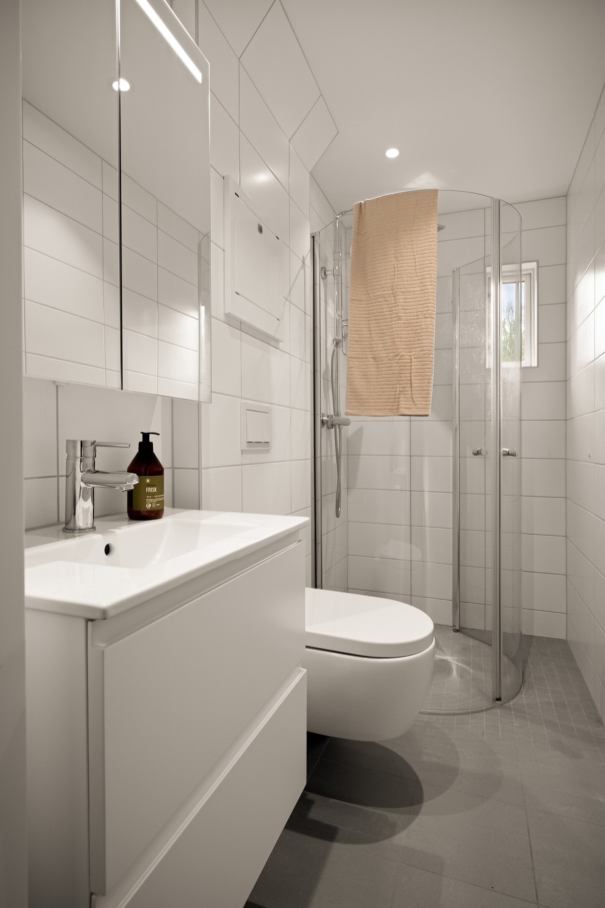 Bad oppgradert i 2021 med fliser i tidløse farger Galleribilde