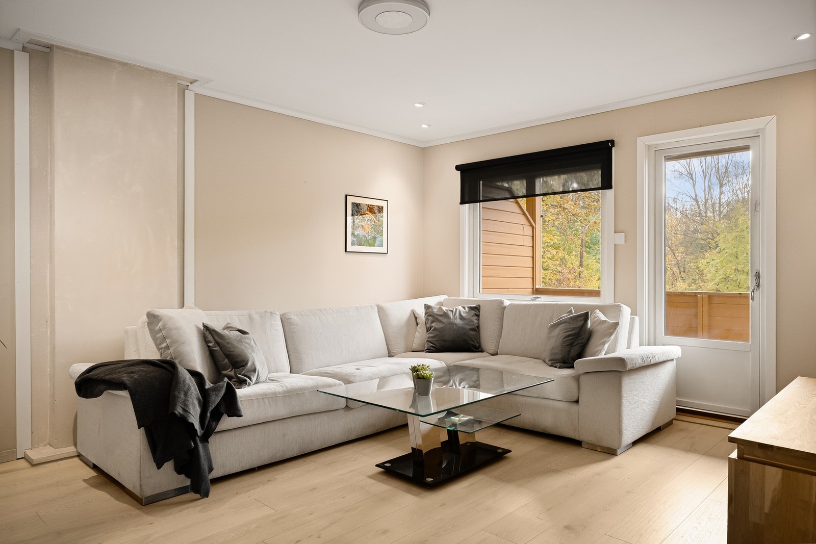 Naturlige fargetoner og laminat på gulv skaper et behagelig uttrykk Galleribilde