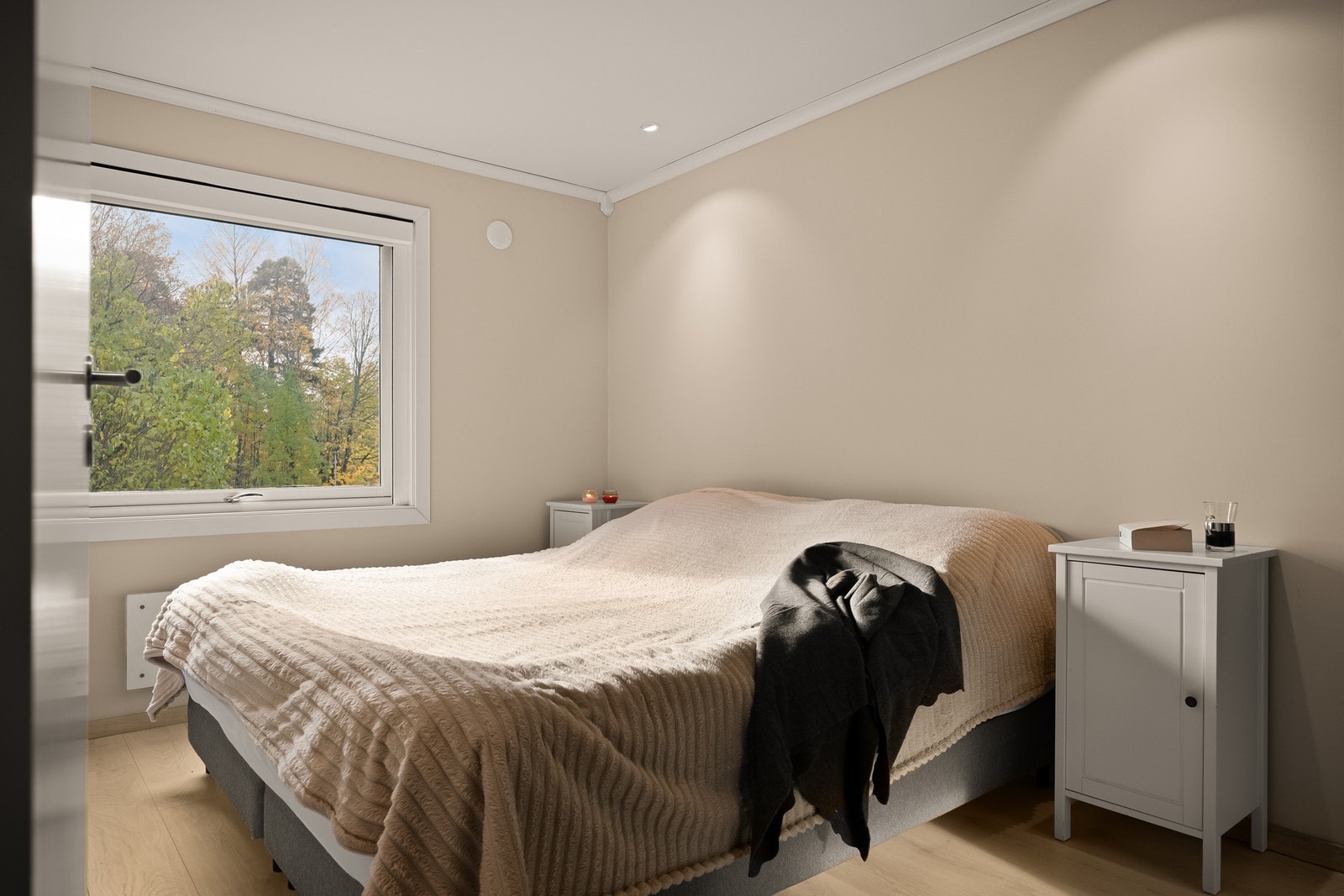 Soverom med plass til dobbeltseng, nattbord og garderobeskap Galleribilde