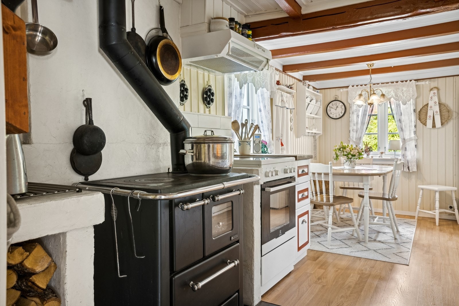 Kjøkkenet er innredet med ovn for fast brensel, komfyr, oppvaskbenk med 1 og 1/2 stålkumme med underskap og skuffeseksjoner. Avtrekksvifte til fri luft plassert over komfyr. Galleribilde