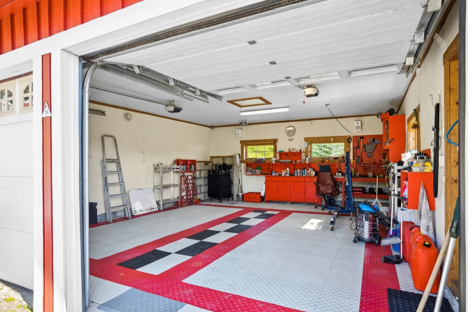 Garasjen varmes opp av varmlufts-ovn fra 2016 slik at man kan befinne seg her på kalde dager. Galleribilde