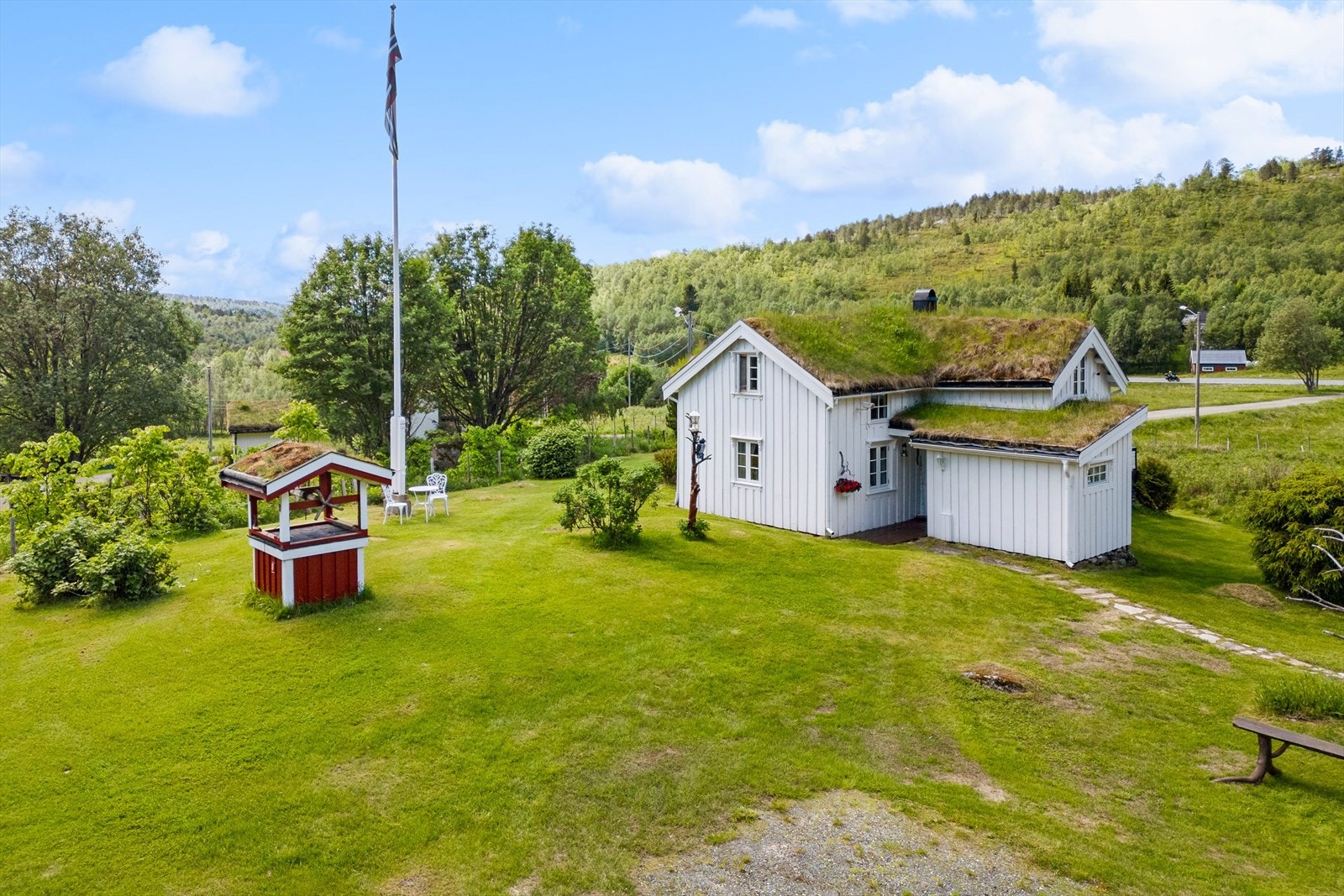 Eiendommen har privat vannforsyning med varme i rør, samt privat avløp. Se nærmere beskrevet i salgsoppgaven. Galleribilde