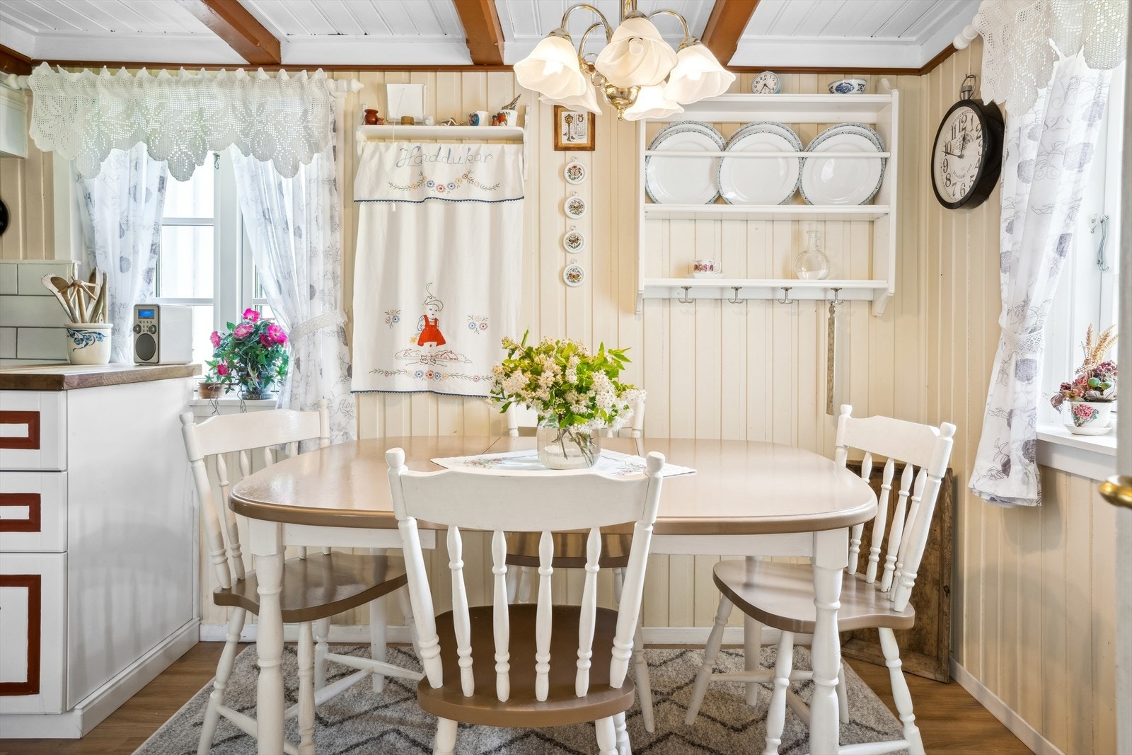 Flott plassering av spiseseksjon med vinduer i flere himmelretninger til rommet. Galleribilde