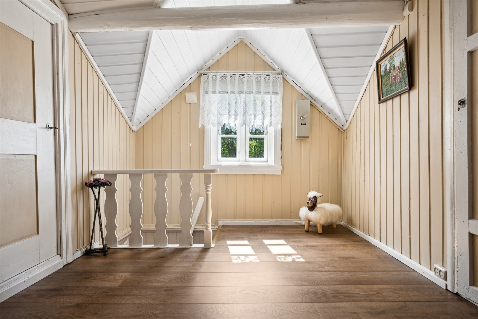 Trapperom med gang til alle rommene. Galleribilde