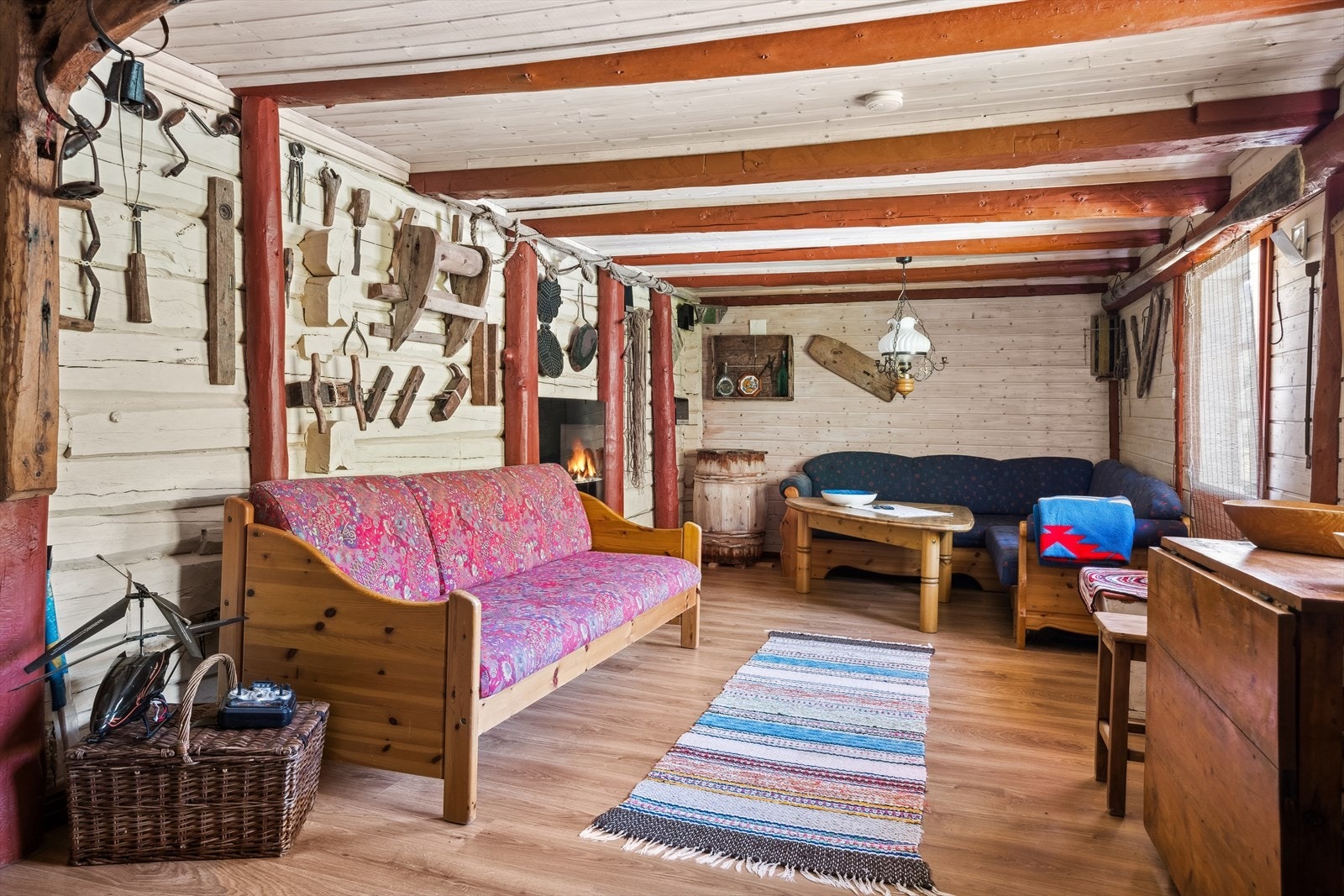 Stort rom i fjøsen. Per definisjon et lagringsrom. Galleribilde