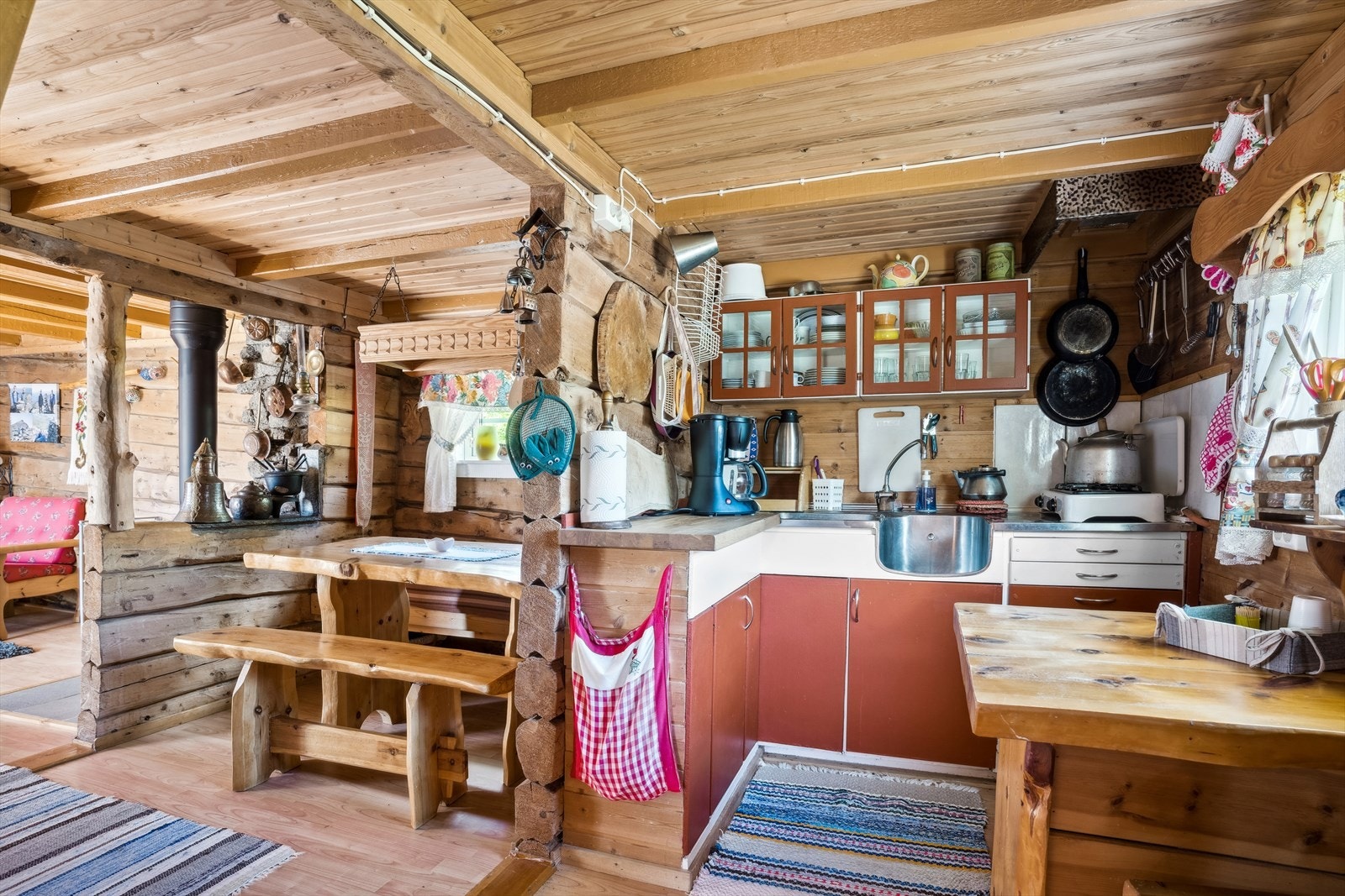 Bygget er innredet med eget kjøkken og primitivt med fungerende kjøkkenredskaper. Galleribilde