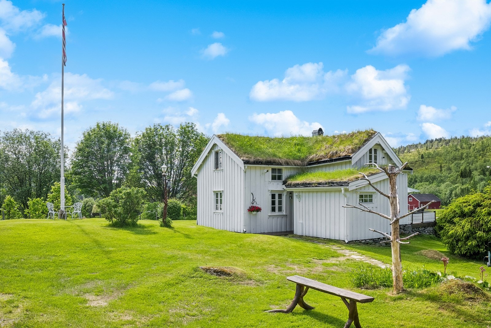 Alt av møblement laget av tre er fra eiernes verk, ofte laget av furu bla. fra eiendommen. Galleribilde