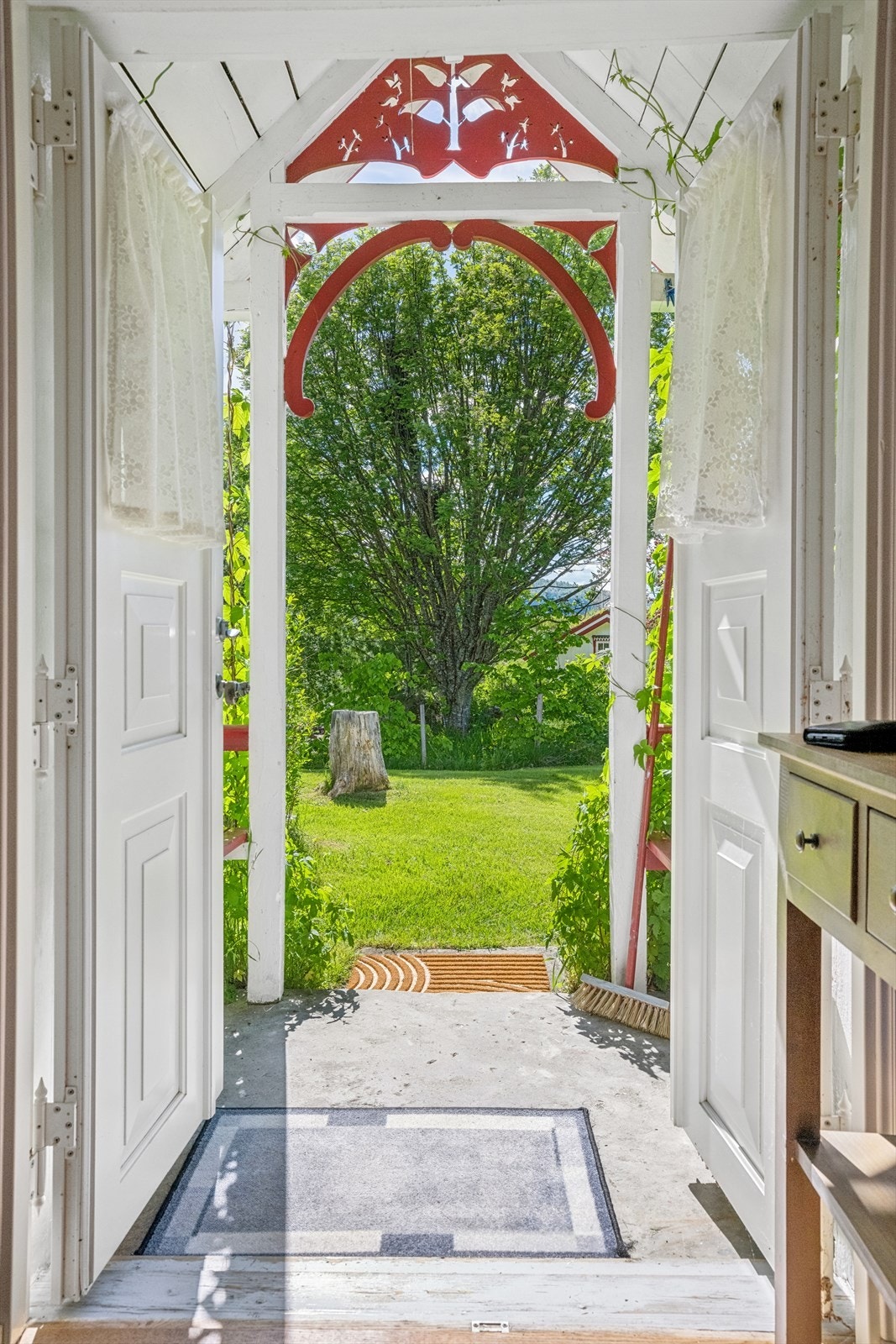 Egen utgang av litt eventyrlig stil, med dobbelfløyet dør. Utgangen ligger mellom begge stuene. Galleribilde