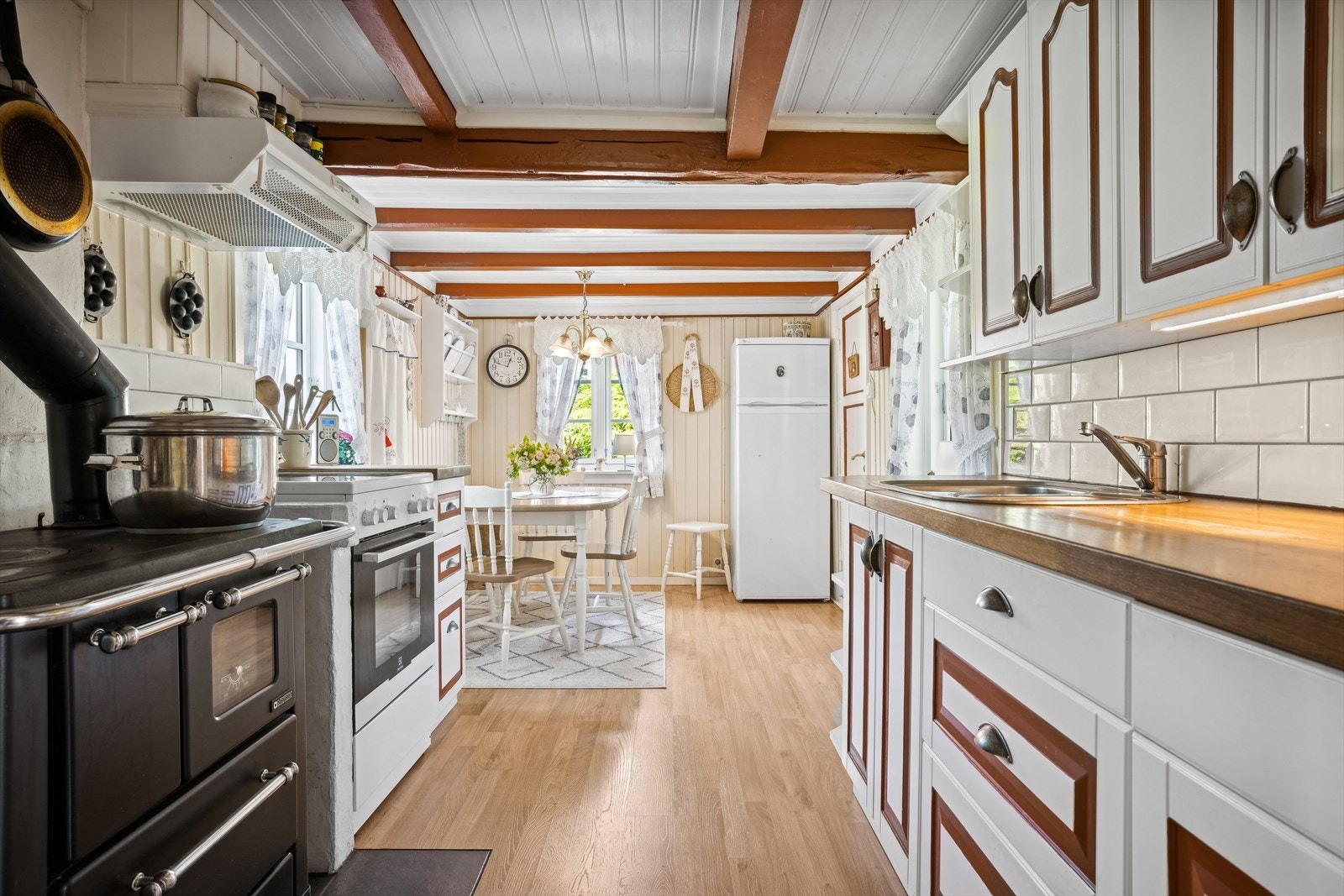 Stort og flott kjøkken med mye skap- og benkeplass. Galleribilde