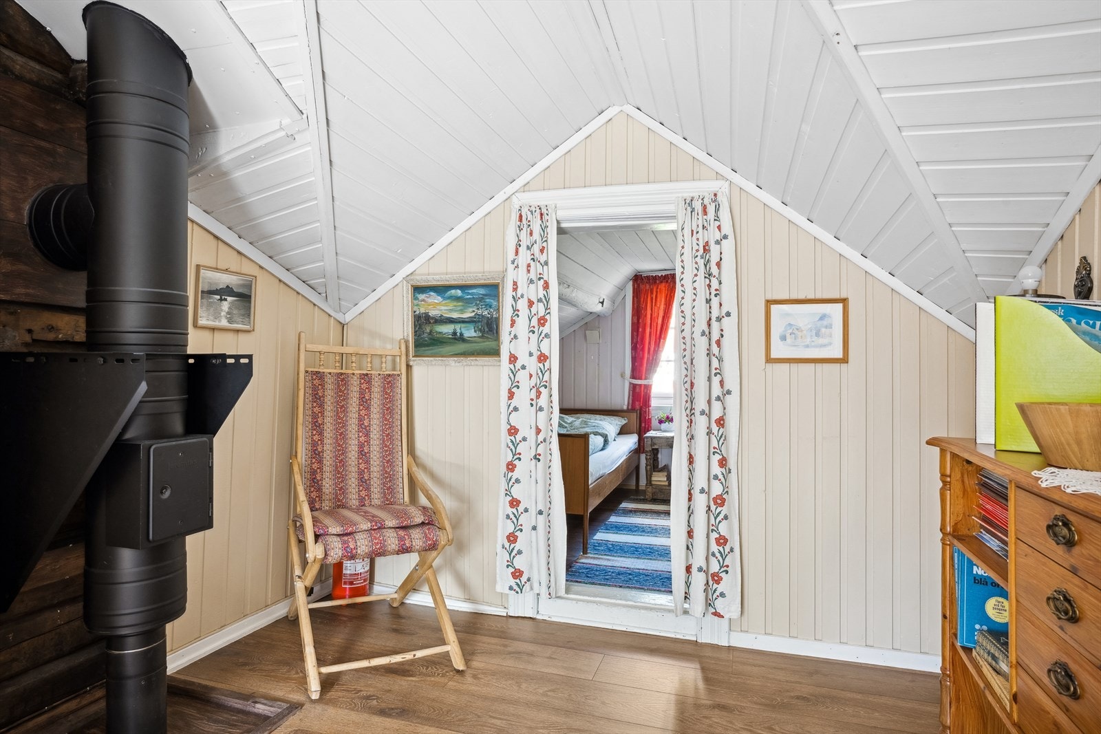 Gangparti med inspeksjonsluke i stålrør til vedovnen. Galleribilde