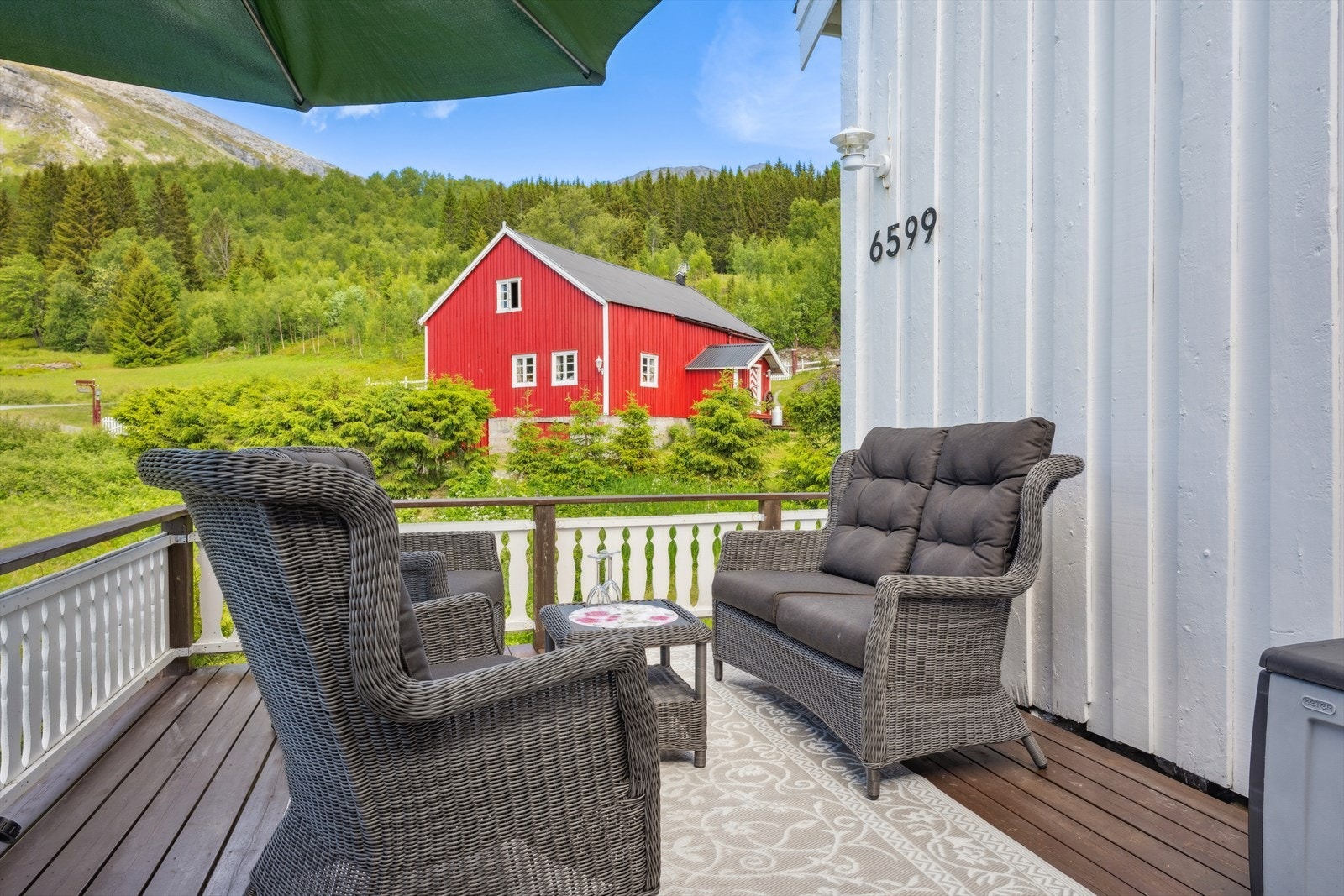 Solveggen er vendt mot vest. Galleribilde