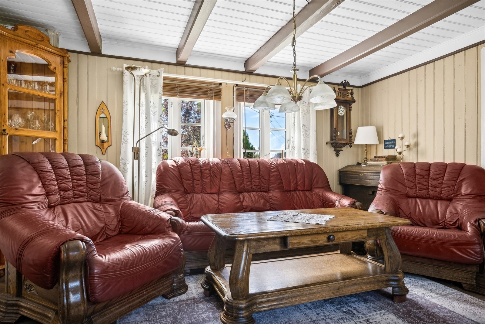 Nærmest det meste du ser av inventar i annonsen medfølger handelen. Se spesifisert liste i salgsoppgaven. Galleribilde