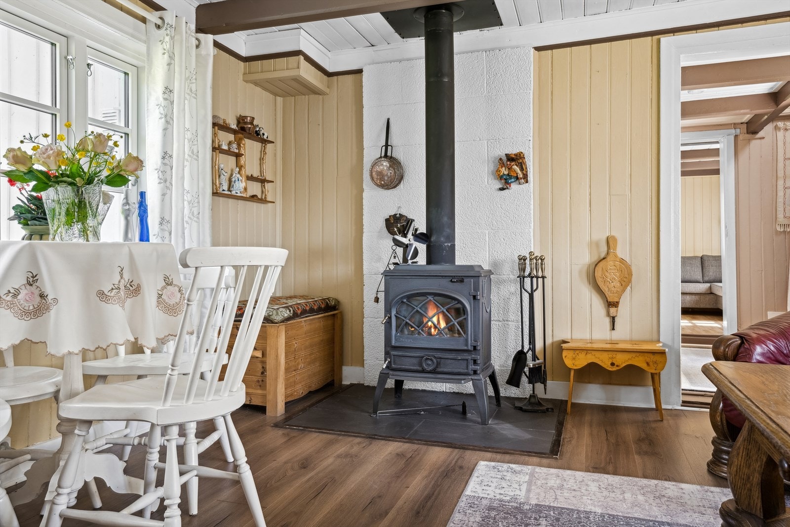 Hovedstuen med vedfyring, spisebord og sittegruppe. Galleribilde