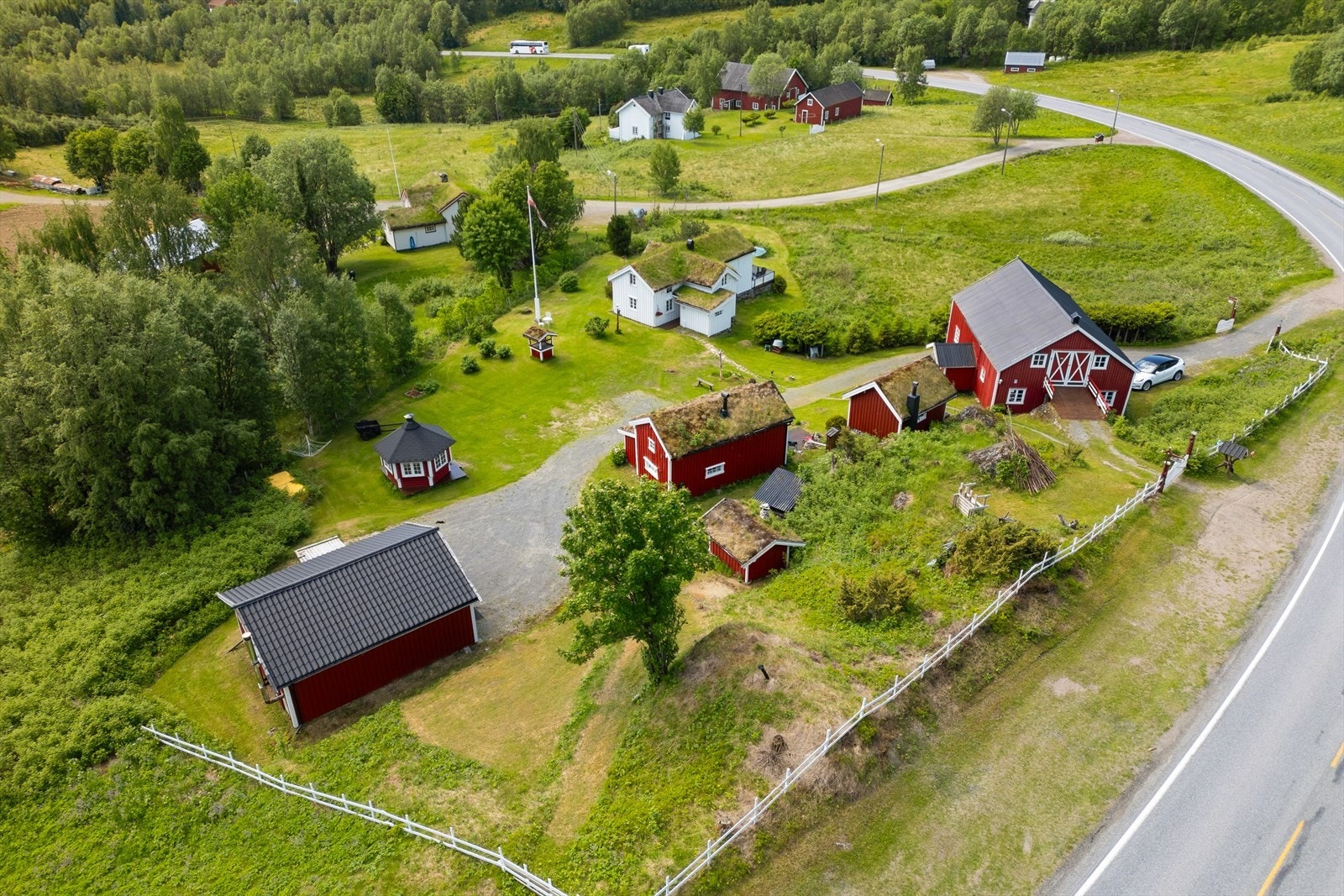 Hovedteig med gården/tunet består av Nordlandshus, Stabbur, Eldhus, fjøs, dobbelgarasje, badstu, grillhus, vedskjul og brønn. Galleribilde