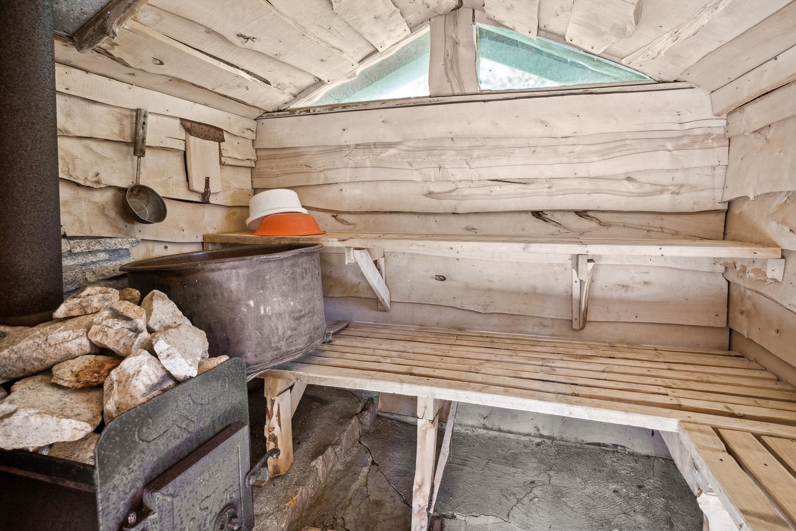 Innvendig kledd av bjørkeplanker på vegger og tak. Benker produsert av gran. Utvendig villmarkspanel av gran. Alt er produsert fra egen skog. Galleribilde