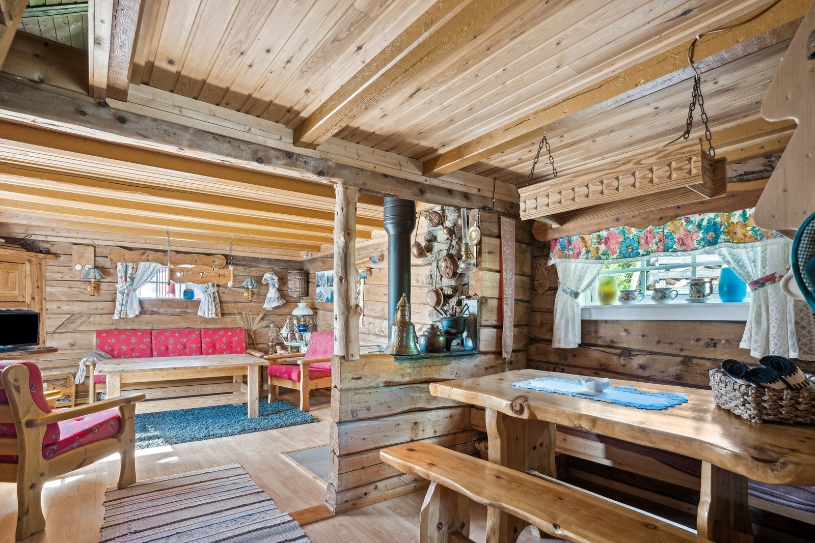 Tømmeret i Stabburet stammer helt tilbake til 1762. Stabburet har vært hjem til mange generasjoner i familien. Legg merke til det håndlagede bord- og benk av tre. Galleribilde