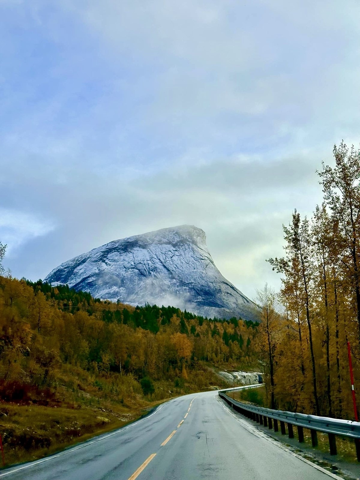I nærområdet er det rikt utvalg på turområder. Her avbildet av Kråkmotinden som er godt anerkjent. Sirka en times kjøretur fra gården. Galleribilde