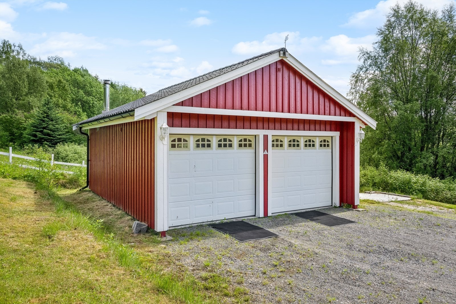 Stor dobbelgarasje med elektriske porter. Galleribilde