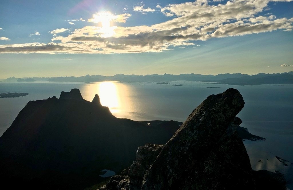 Eiendommen strekker seg opp mot nærmeste fjell som heter Hatten. En godt utnyttet topptur for nærmiljøet, og med fantastisk utsikt. Her sett i retning Tilthornet og Lofotveggen. Galleribilde