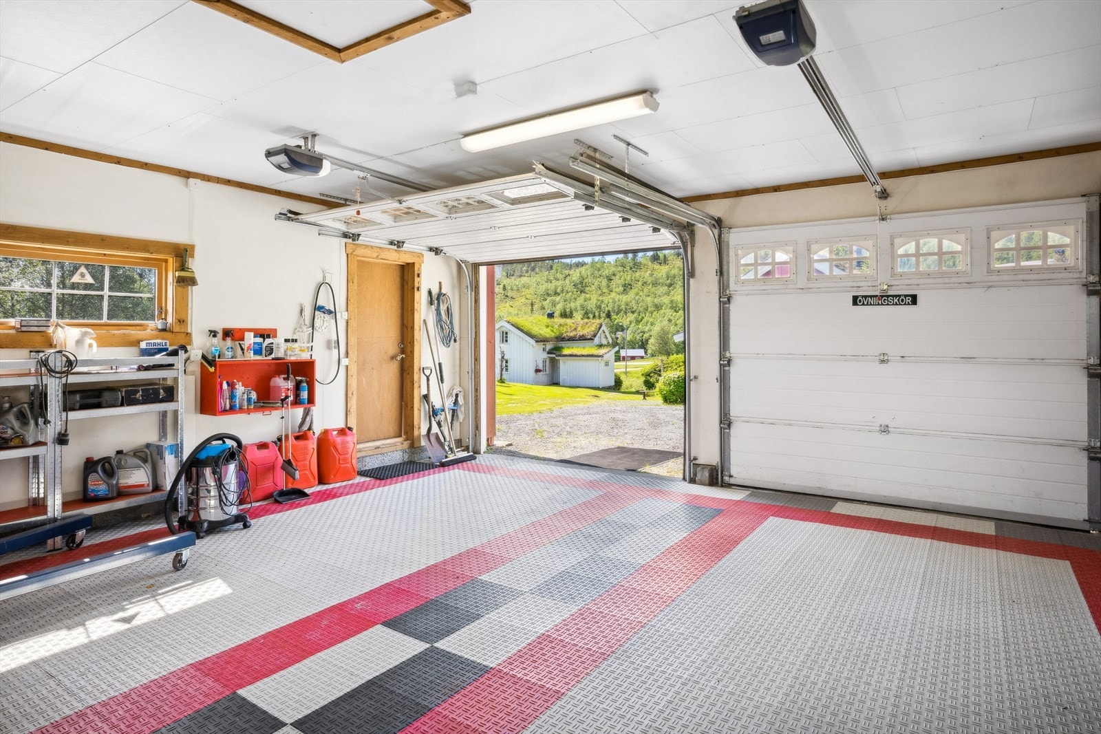 Egen inngang via dør. Inventar medfølger også garasjen. Galleribilde