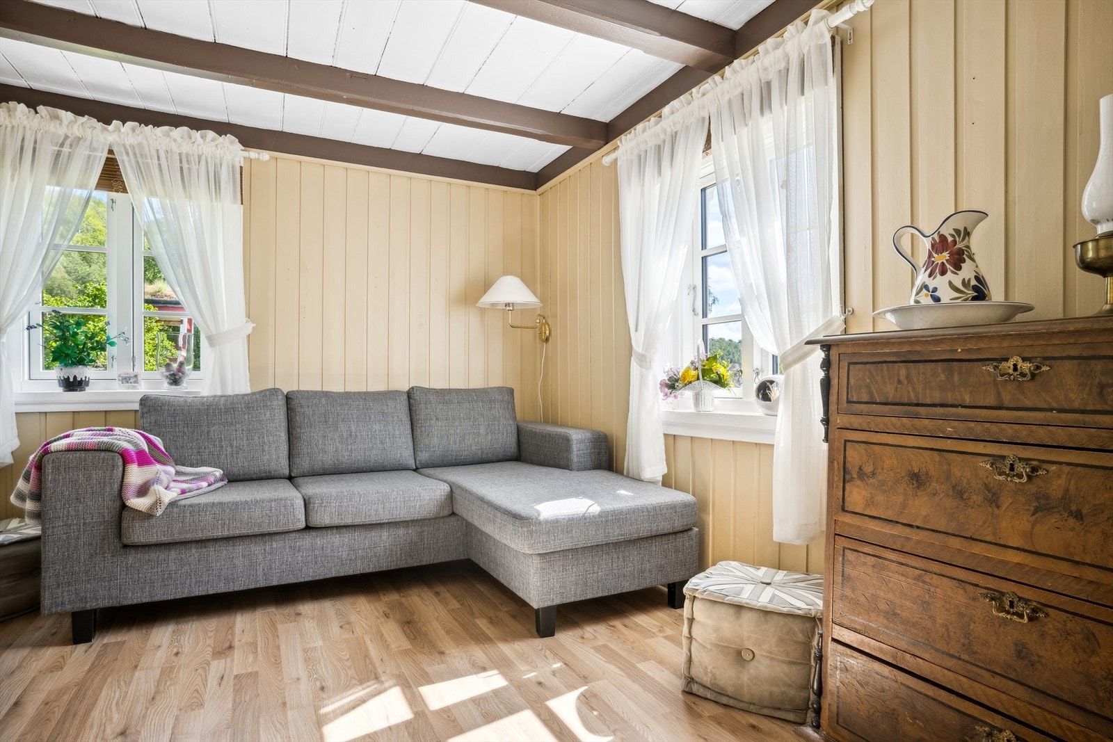 Stue nummer 2 av god størrelse og lys utforming. Som man kan se er det gjennomgående god standard i bygget. Galleribilde