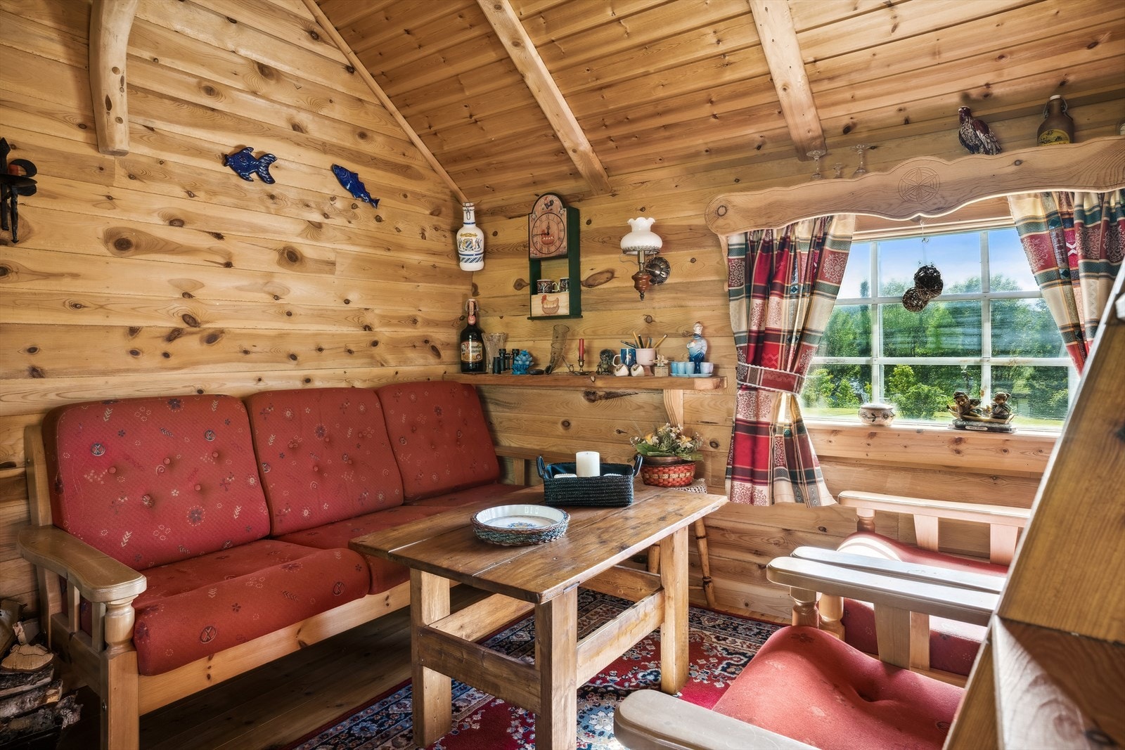 Innredet med koselig stue og et lite kjøkken. Galleribilde