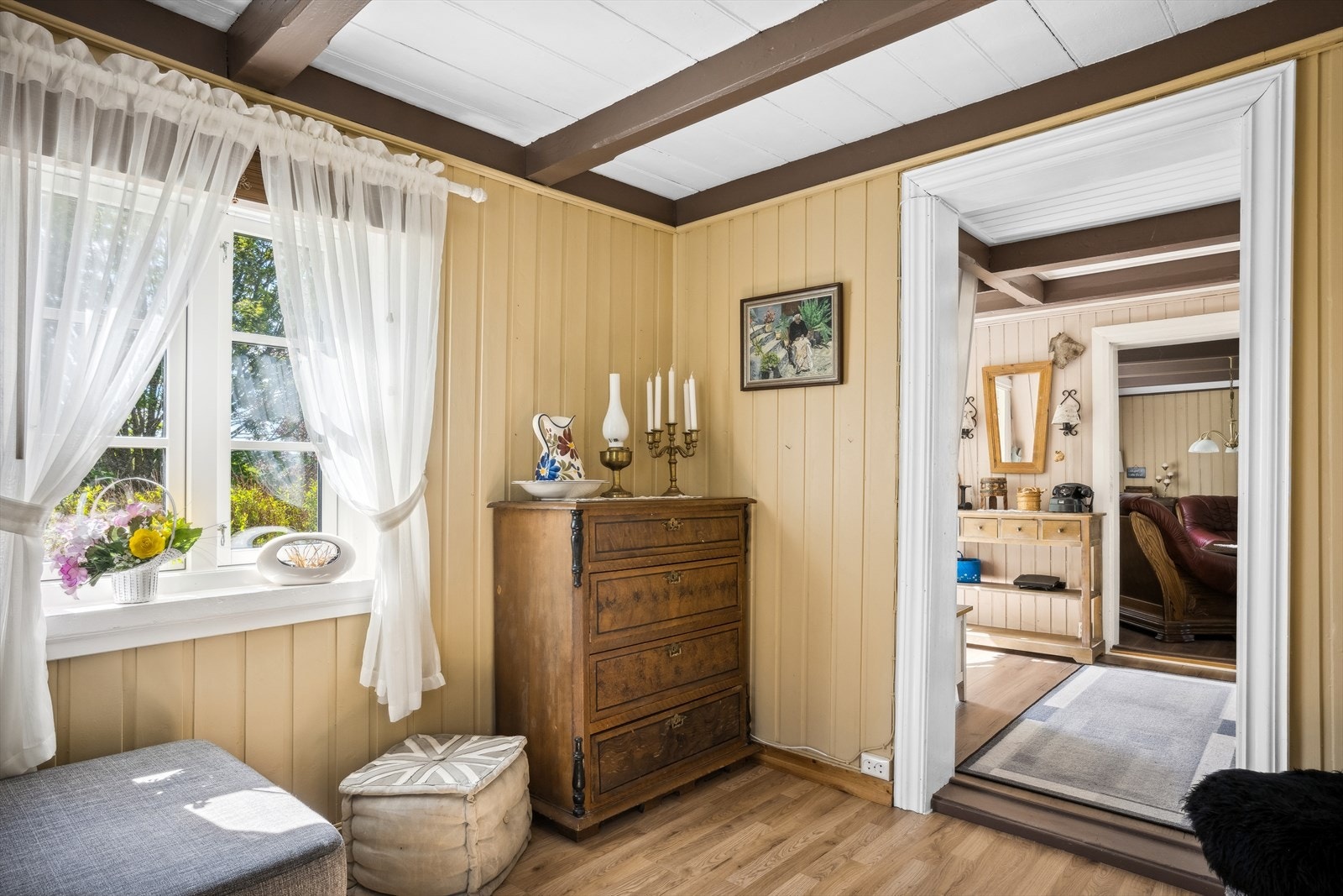 Gangparti skiller begge stuene. Galleribilde