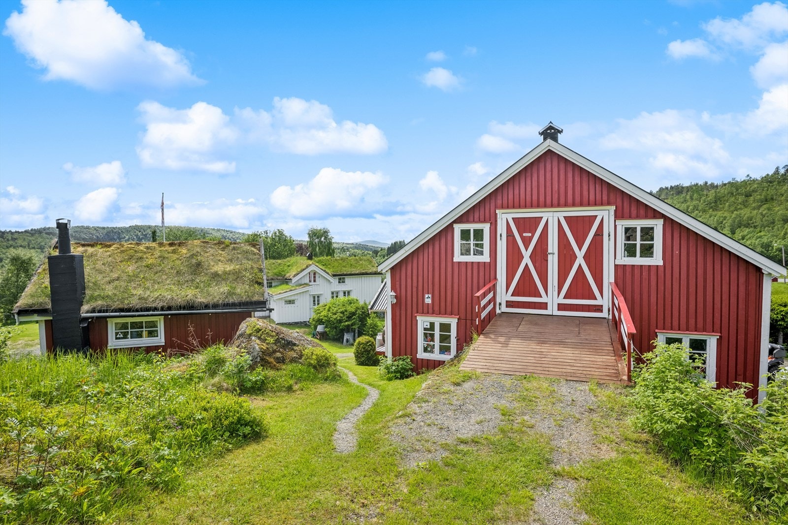 Fra Eldhuset er det en liten sti opp til øvre del av fjøsen og låvebruen. Galleribilde