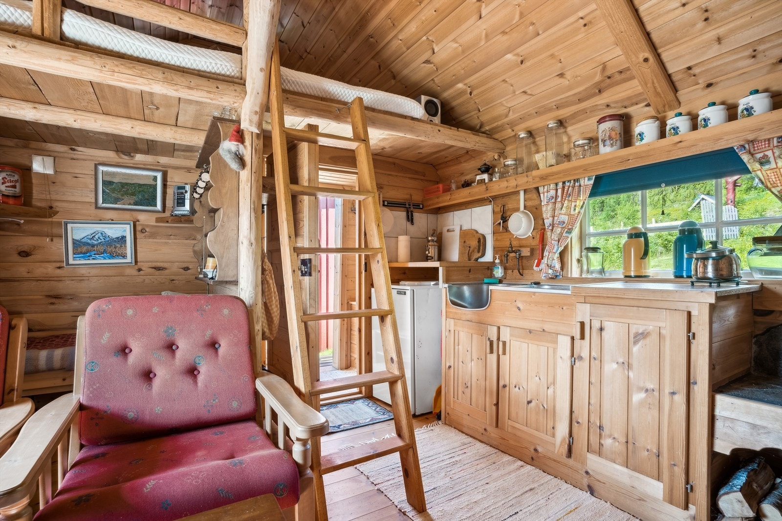 Seng bak stolene, samt praktisk hems overbygget i rommet, samt et eget lite kjøkken. Galleribilde