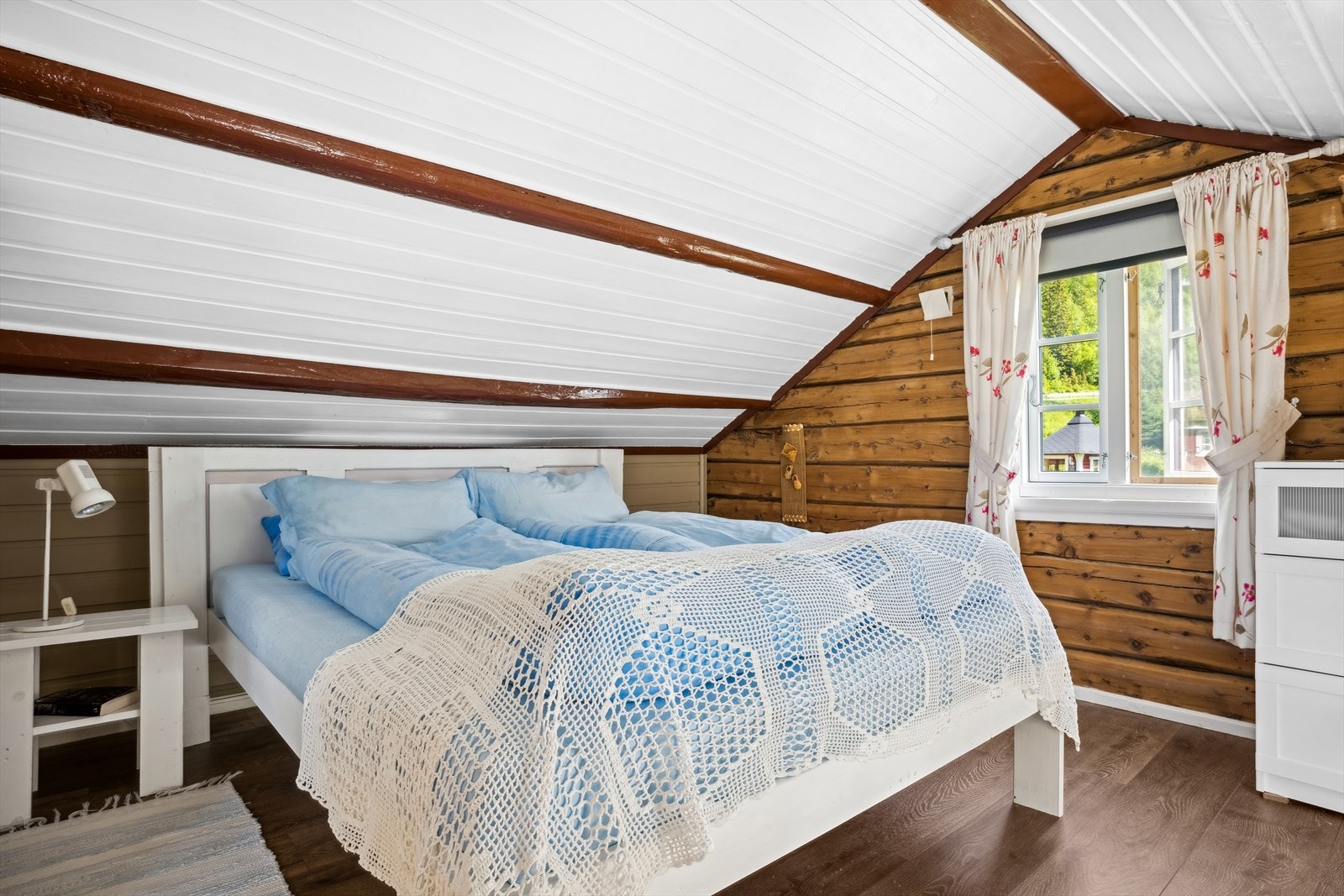 Hovedsoverom i øvre etasje av flott estetisk og romslig utførelse. Galleribilde