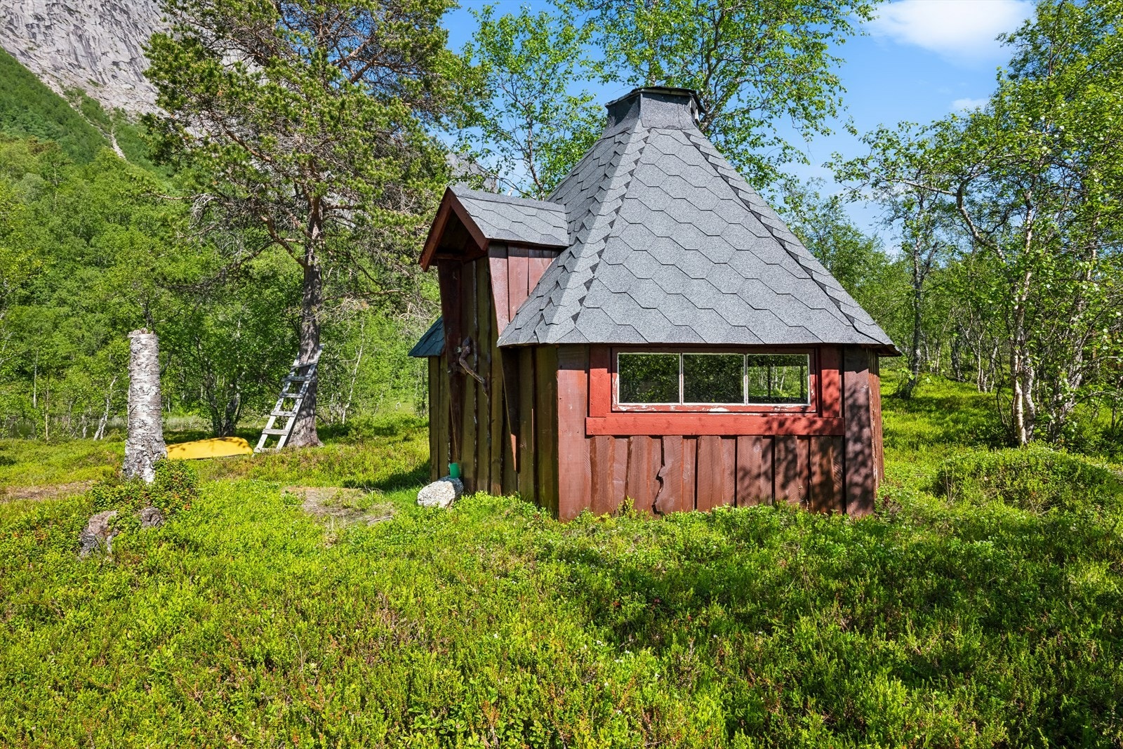 Like ved vannet er det en egen skogsbu tilhørende eiendommen. Galleribilde