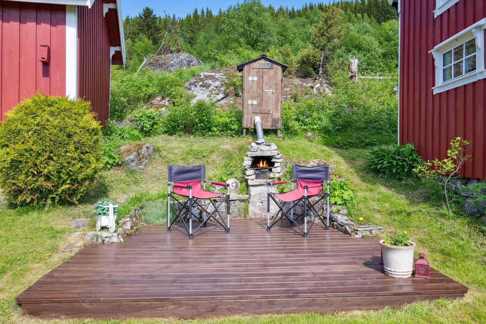 Mellom Stabburet og Eldhuset er det en solrik platting med eget røykeri. Galleribilde