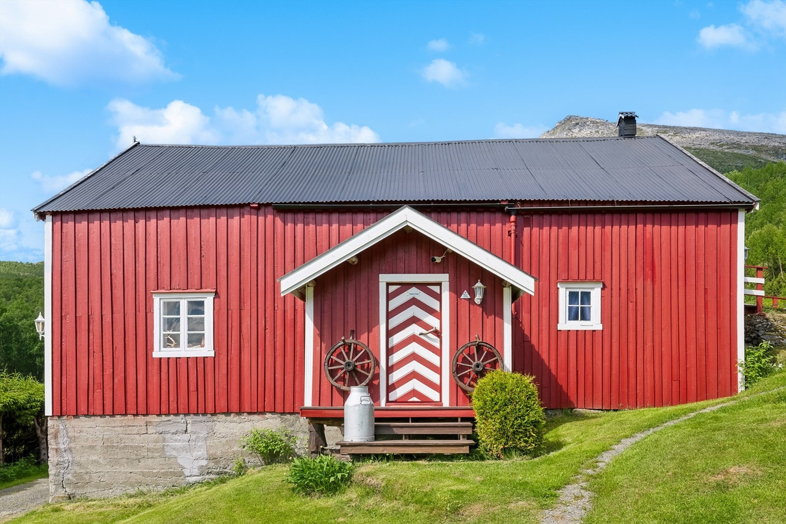 Inngangspartiet til fjøsen ligger rett over Eldhuset. Galleribilde