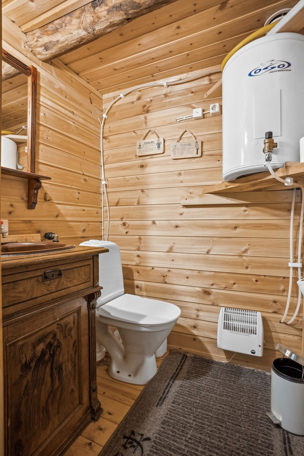 Praktisk plassert ved inngangsparti er det et eget toalettrom med servant. Galleribilde